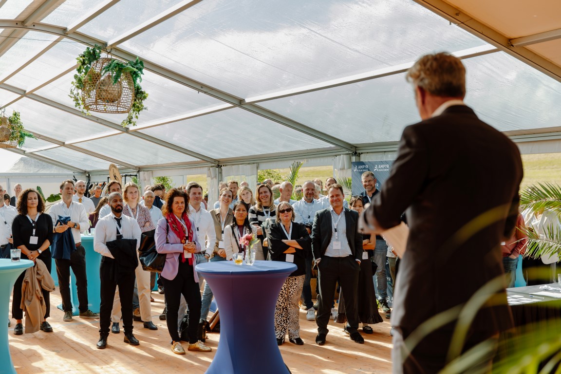 Bedrijfsevent organiseren met stretchtent en foodtrucks