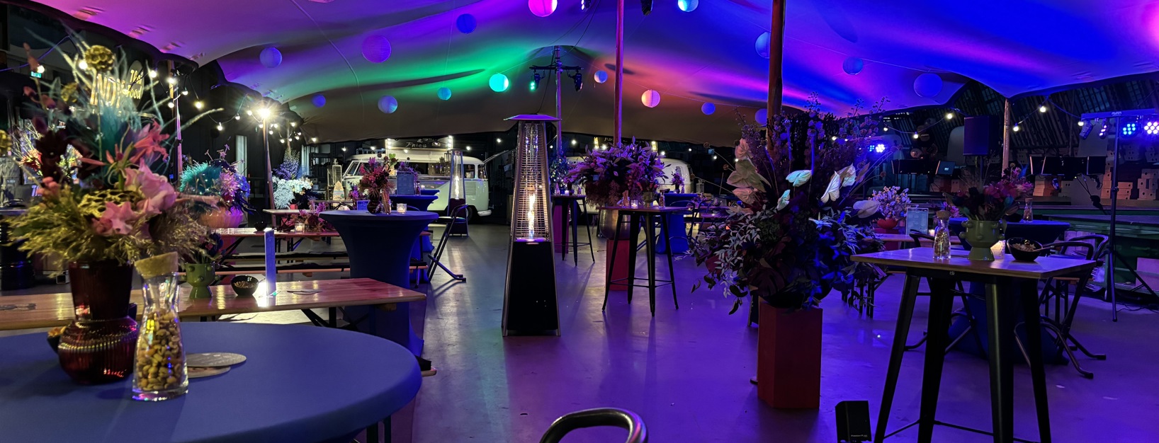 Sfeervol ingerichte stretchtent op evenement