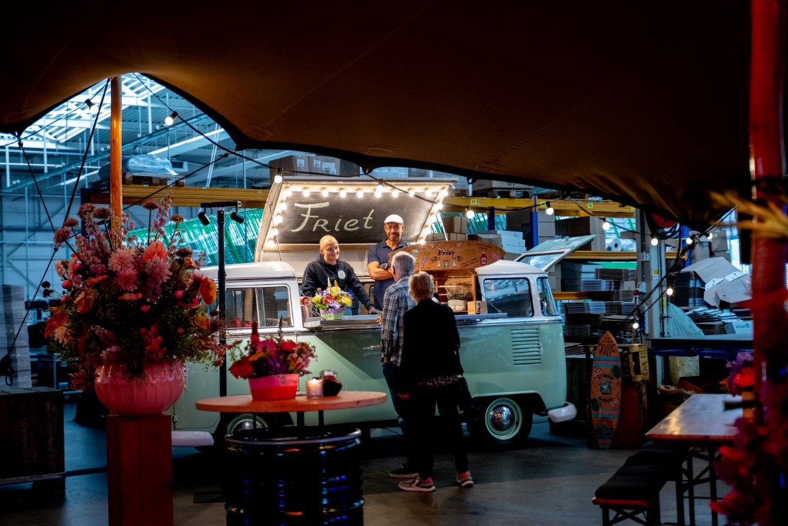 Bedrijfsevent organiseren met stretchtent en foodtrucks