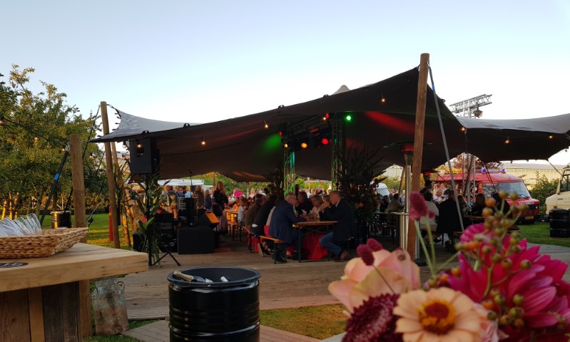 Catering met luxe hapjes en fingerfood tijdens bedrijfsfeest