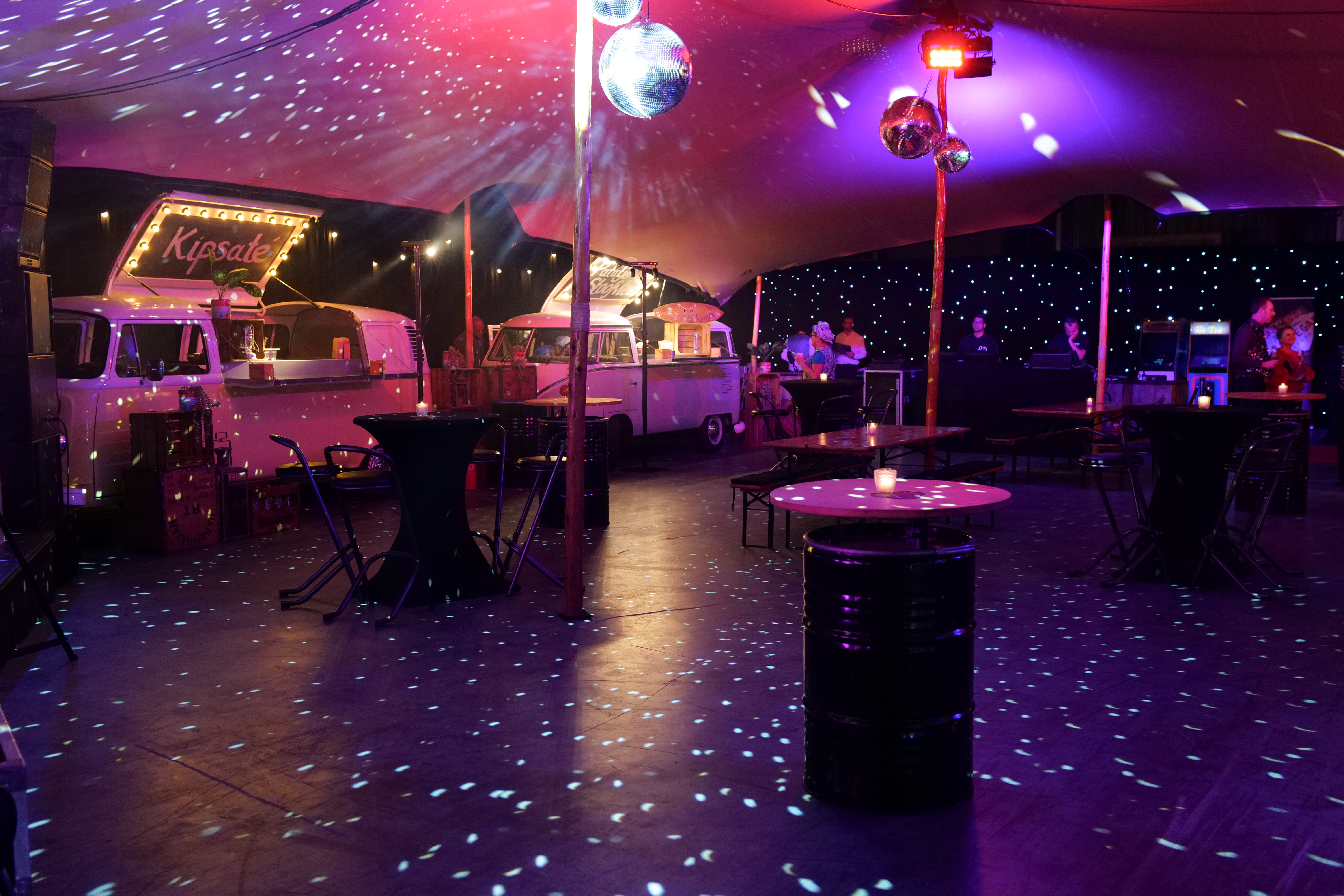 Foodtrucks en spiegelbol op bedrijfsfeest