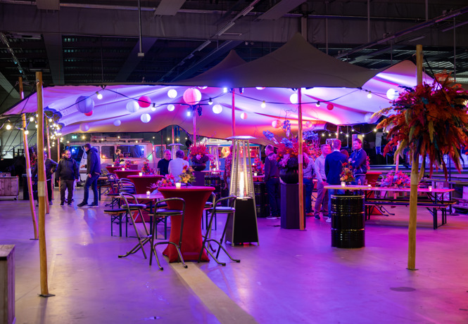 Stretchtent met decoratie bij Holex