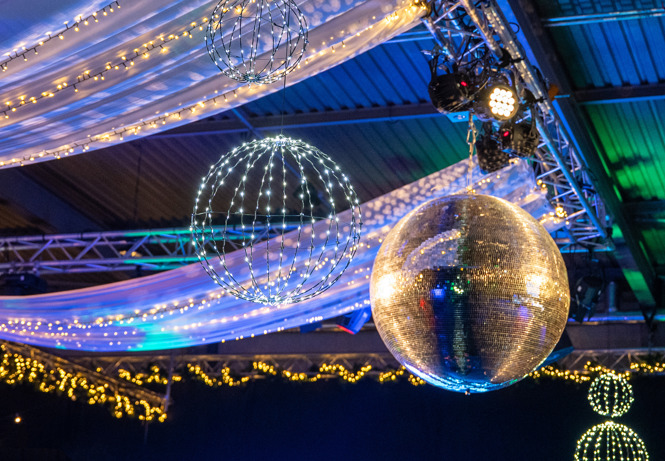 Discobollen en drapedoeken decoratie