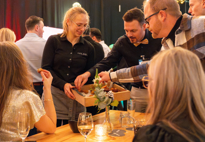 Uitdelen hapjes horeca