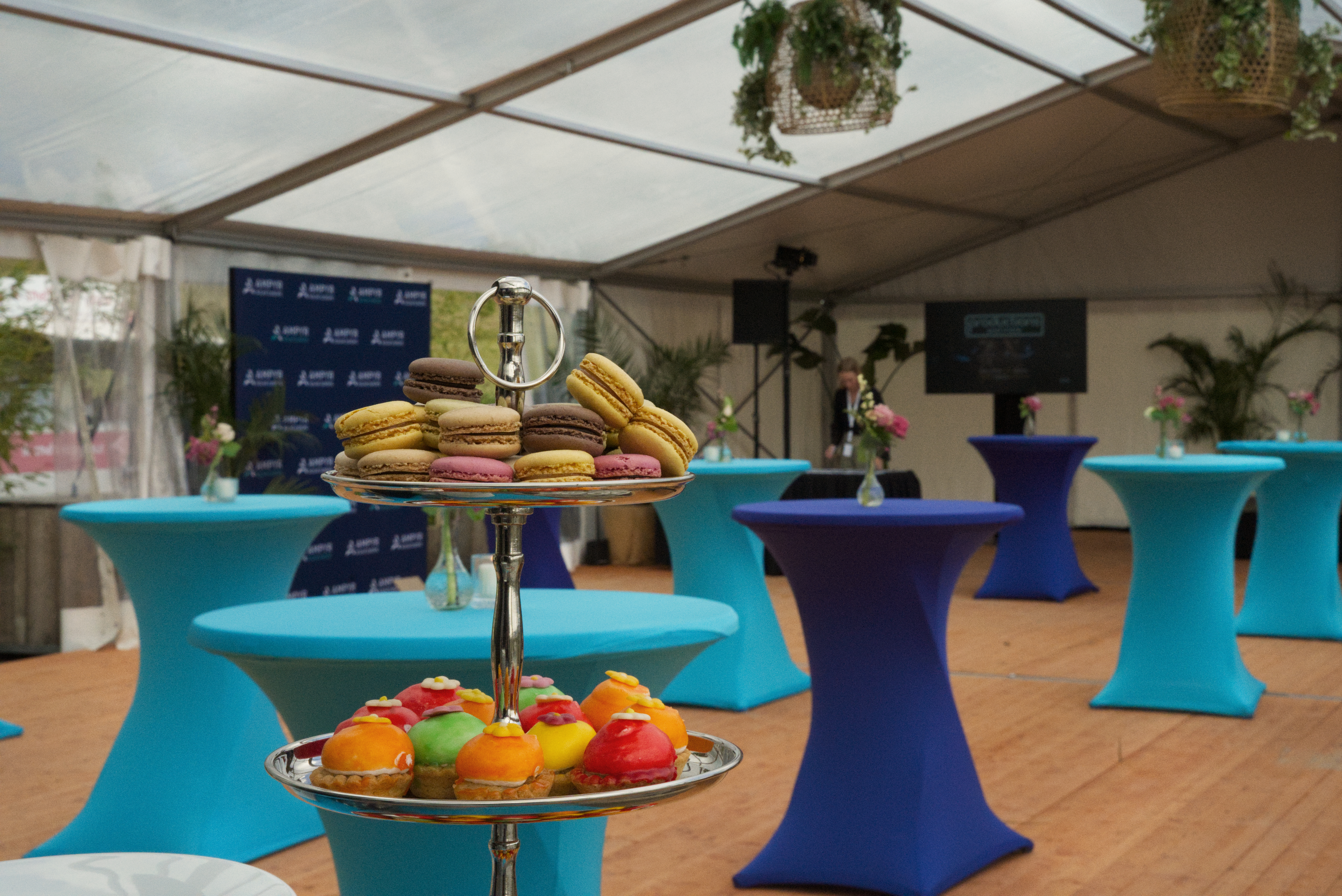 Aluhal met transparant dak op evenement