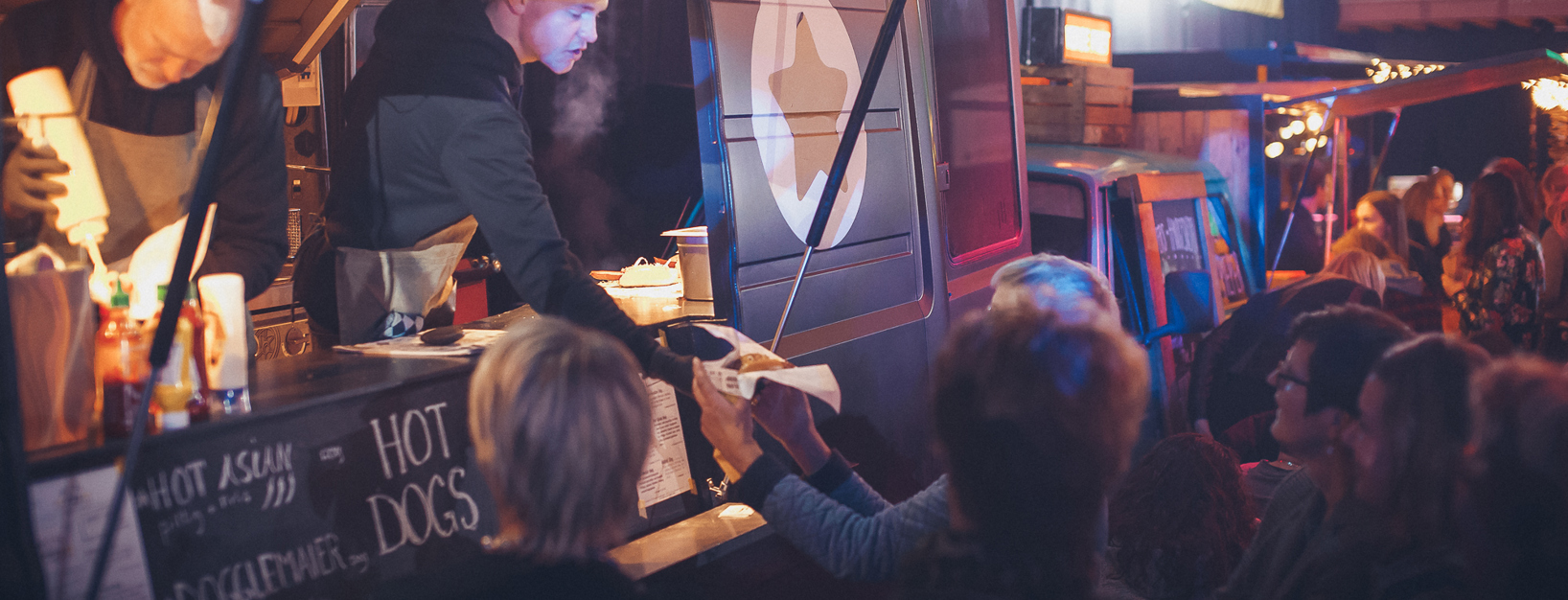 Foodtruck met hotdogs