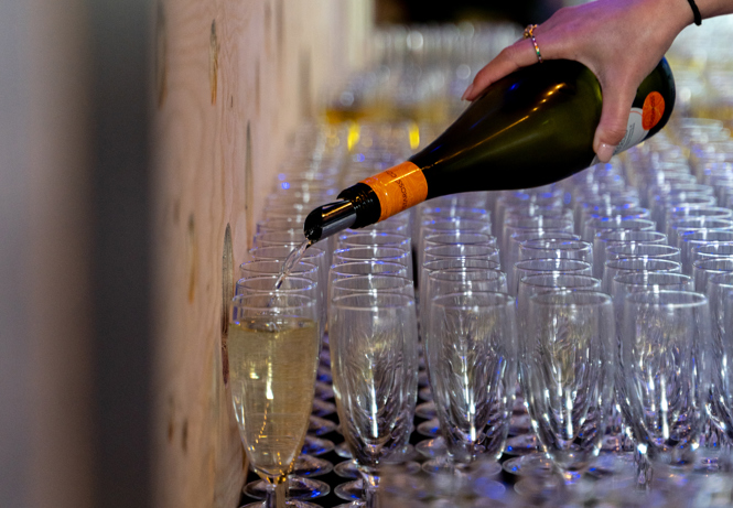 Champagne inschenken voor gasten