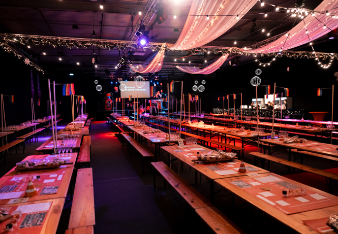 Grote spelshow met lange biertafels in HAL60