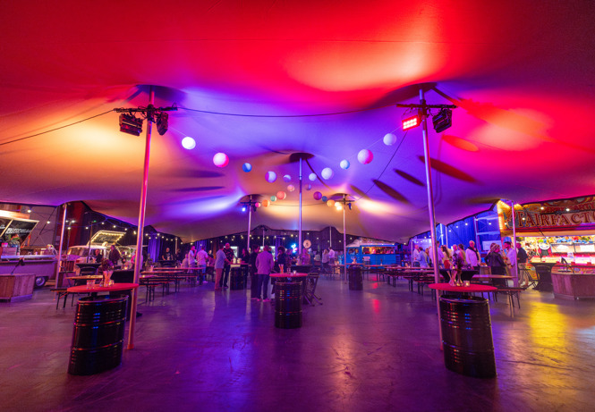 Stretchtent met sfeervolle inrichting