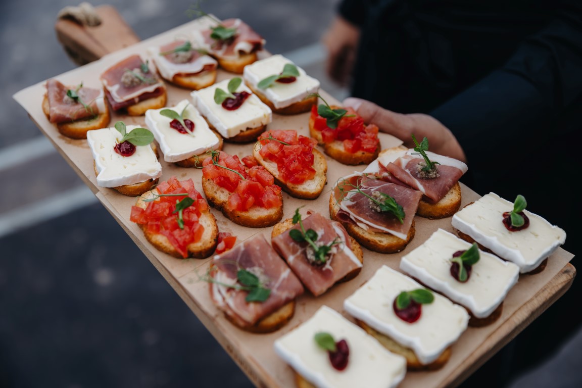 Catering met luxe hapjes en fingerfood tijdens bedrijfsfeest