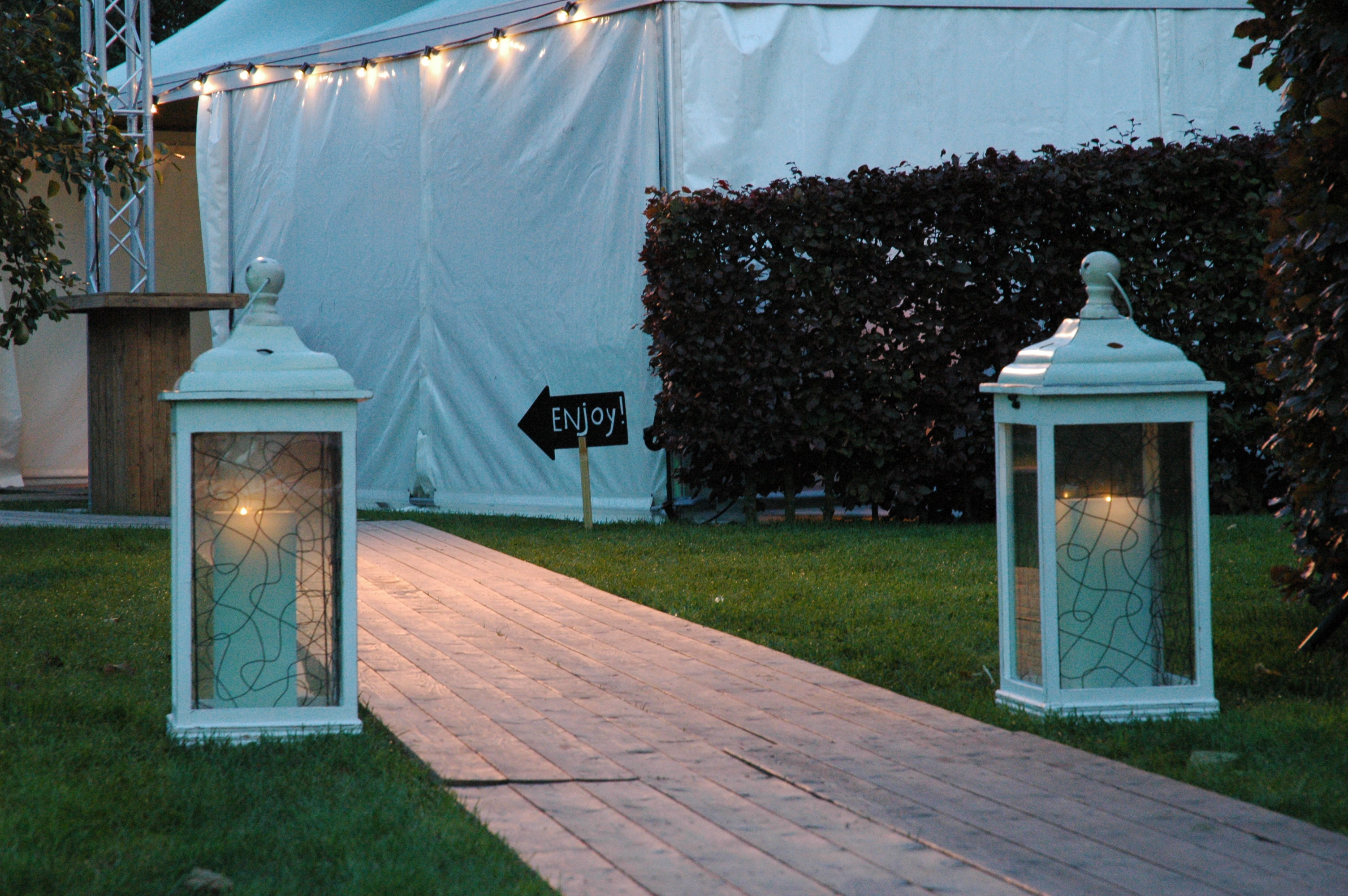 Kaarsen en houten vlonder