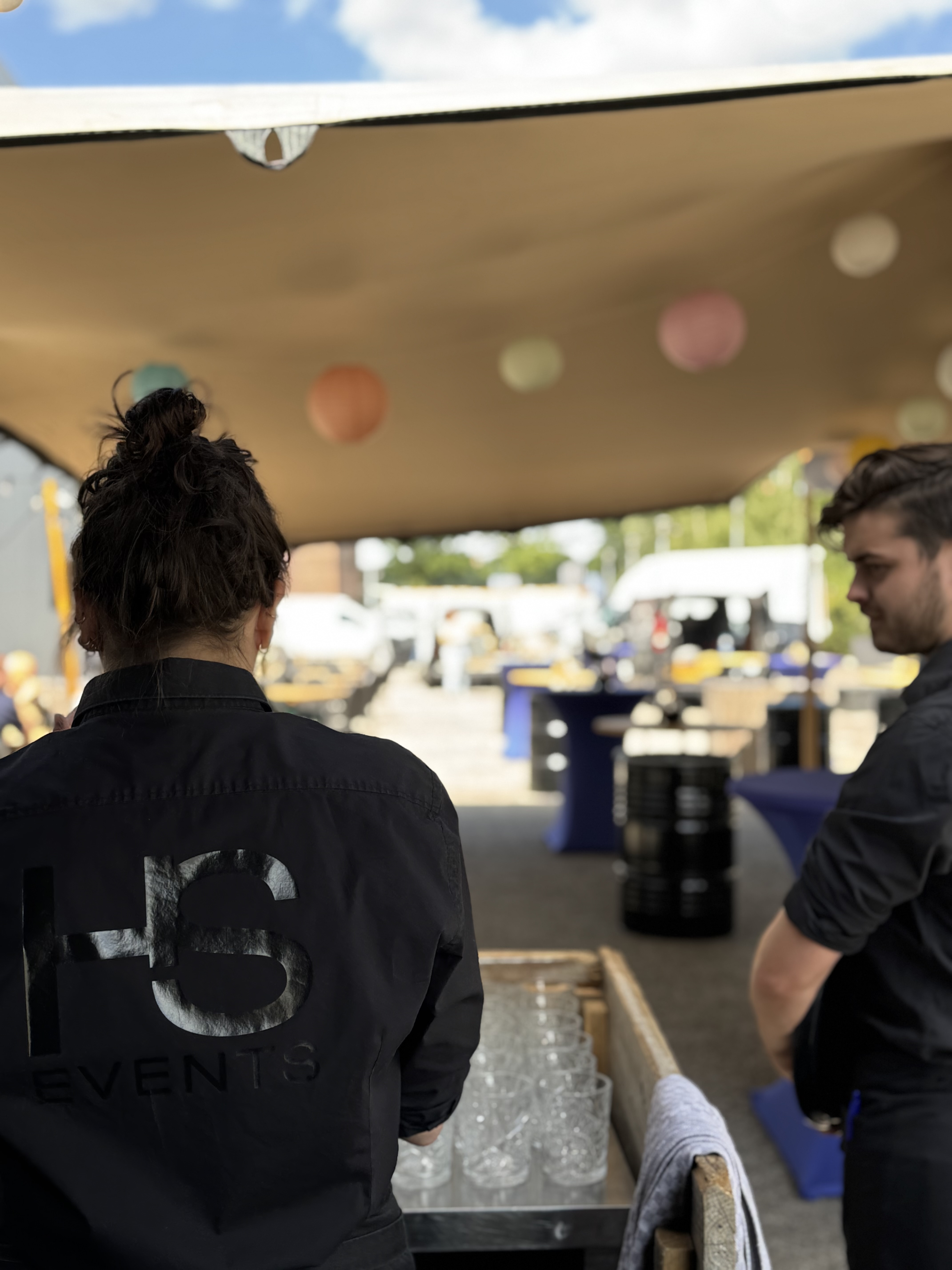 Iemand achter de bar