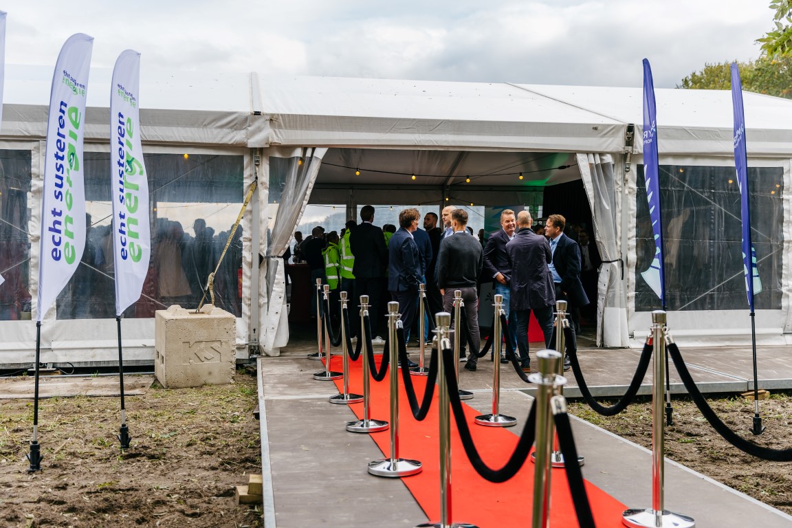 Entree van bedrijfsevenement met rode loper en ontvangst bij een overkapping